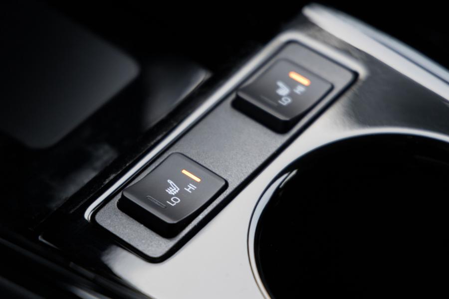 Детали интерьера Toyota Prius Limited 2019 года  (NA) (фото 18 из 23)